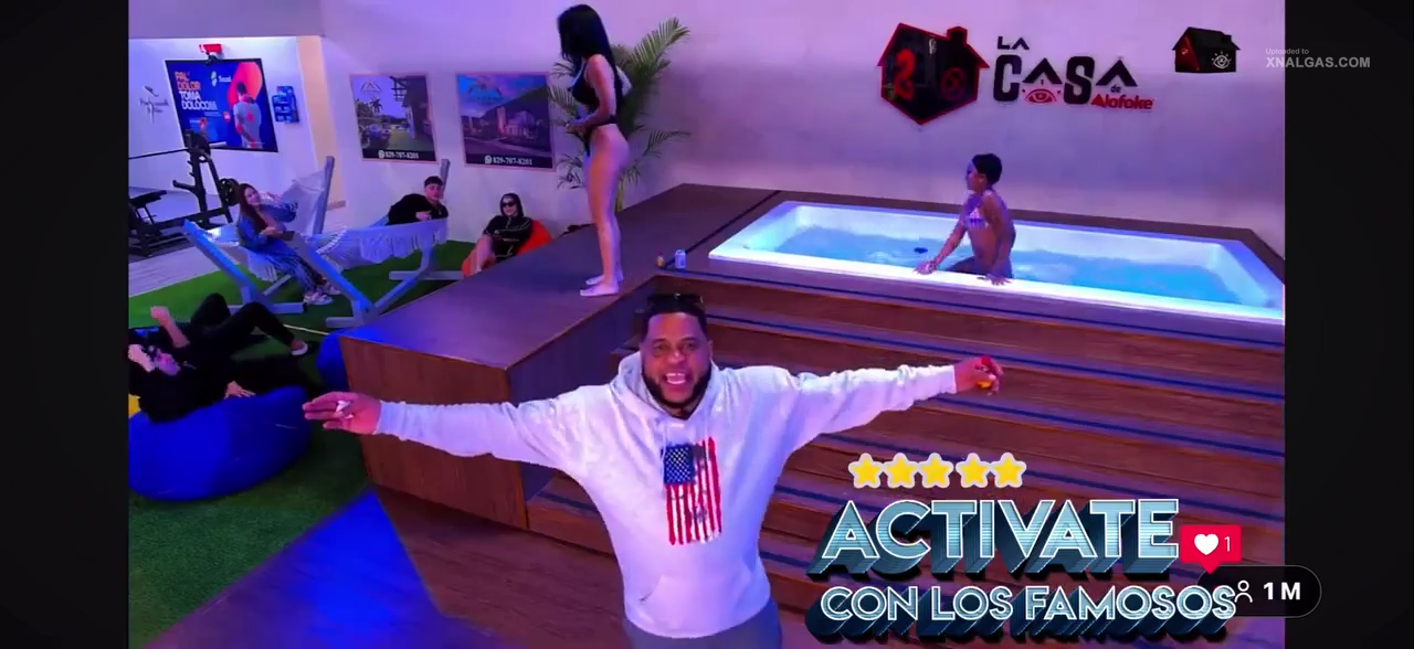 Perversa ayuda a tapar las tetas de Dani Barranco en casa de Alofoke