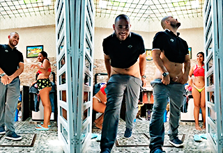 La vecina los pilla y escapan rápidamente del lugar tras llegar