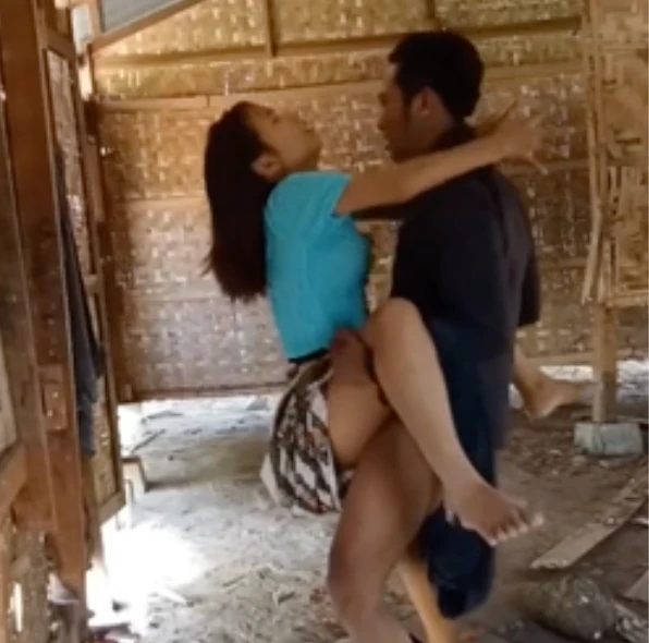 Sexo rápido en una casa abandonada antes de que nos enteremos