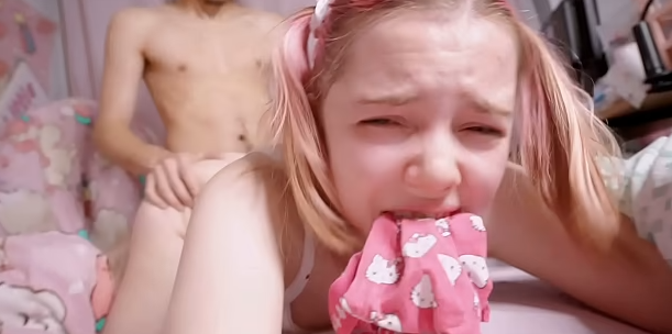 Mi hijastra me espera desnuda y la singo en casa en su conito rosa